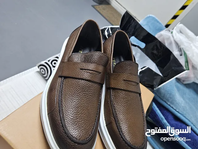 جزمه ديرى جديده لم تستخدم مقاس44 جلد طبيعى