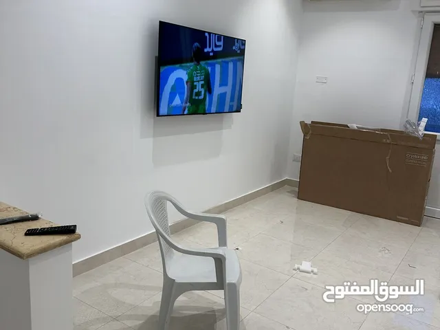 شقة  للإيجار أرضيه بدون اتات شارع الضل  تصلح ساكن او شركة  6000سنه مقدم  مكان ممتاز