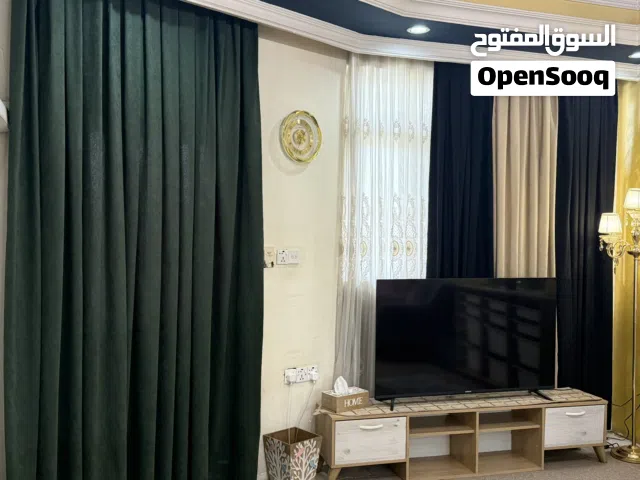 ستائر بثلاث الوان اسود بيج وزيتوني 4 قطع مثل مموضح بالصوره وترتيبهم يكون حسب رغبتكم مع تول مبطن