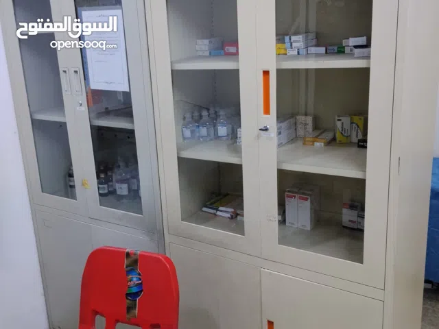 سدية طبية للبيع جديدة فاترينات مثل الي بالصورة للبيع ميز كزاز 120سم للبيع