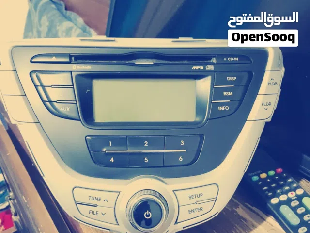 الصورة تظهر جهاز استريو سيارة (راديو سيارة) مع واجهة تشمل:  1. *مدخل CD-IN*: لإدخال أقراص CD. 2. *Bl
