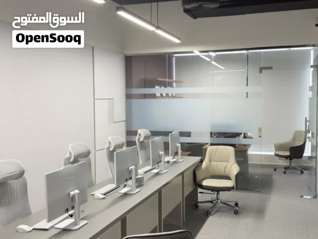 مكتب للاخلاء في بوشر وايجاراتك مدفوعه الى شهر 10 ، فقط تدفع شهرين