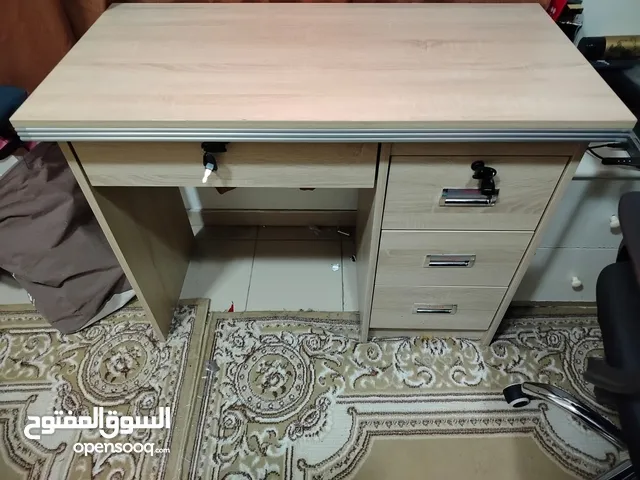 مكتب مستعمل شبه جديد