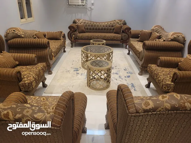 كنب بحاله جيده مؤلف عدد اثنان ديوان ثلاثي وعدد واحد ديوان ثنائي وعدد أربعة كراسي مفرده وثلاث طاولات