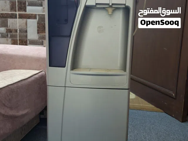 كولر ماء (مبرد) لون فضي بحالة ممتازة - يحتوي على خزانة سفلية