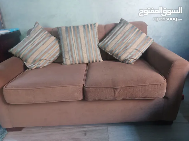 طقم كنب مستعمل بحالة ممتازة وخشب زان وقماش مرتب 9 مقاعد