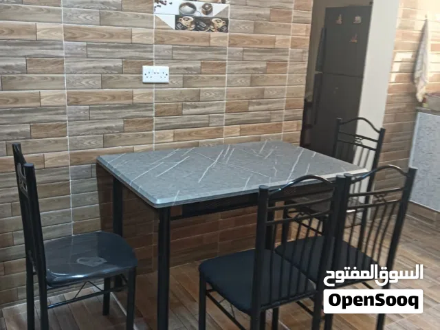 طاولة طعام لأربعة أشخاص