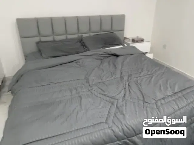 للبيع سرير مع طاولتين