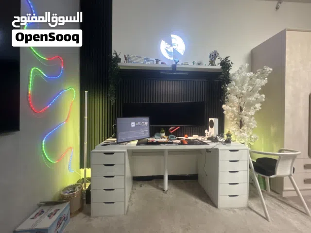ميز للبيع العرض 180 واارتفاع 77 وعمق الميز 70
