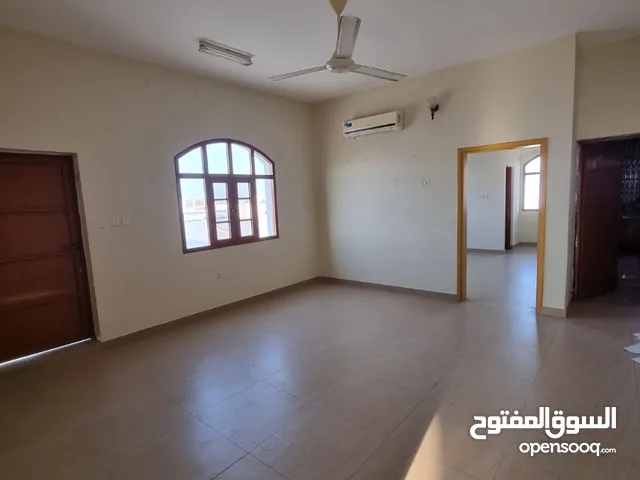 شقة  نظيفه للعوائل مع سطح خاص في المعبيله الثامنه  Clean Flat with roof for Families in Mabillah 8