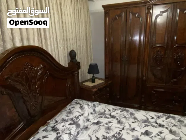 غرفه نوم كامله بحالة ممتازة عبارة عن تخت وكومدينتين وخزانة ست ابواب وتواليت