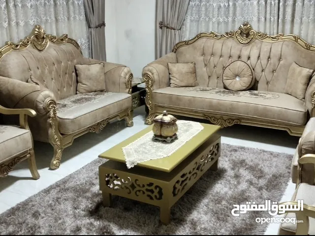 طقم كنب 9 مقاعد مع الطاولات بحالة الجديد غير مستخدم