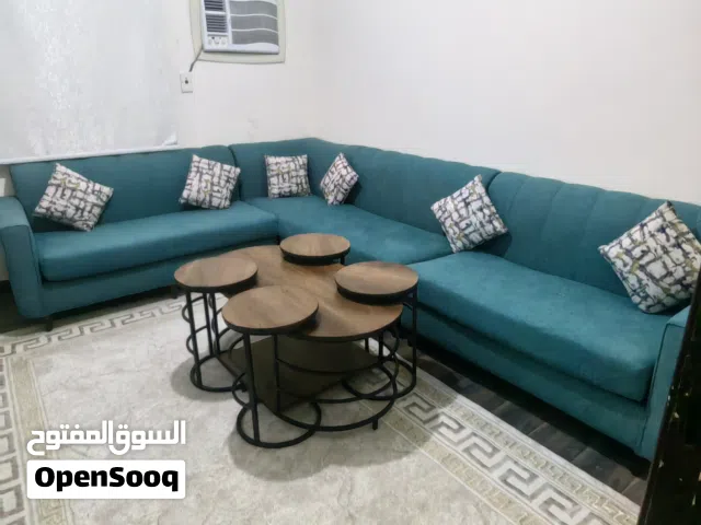 طقم كنب L شبه جديد استعمال شهرين للبيع مع الطاوله