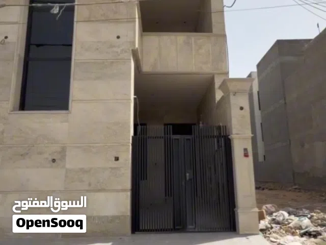 جانب من اعمال البناء في والمقاولات في حي الجامعة