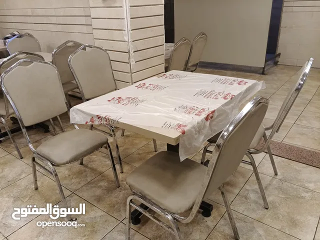 عدة مطعم متنوعة بحالة ممتازة للبيع المستعجل