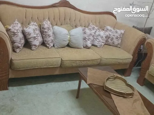 طقم جلوس مع طاولاتو ومع بوفي صغير  استعمال بسيط