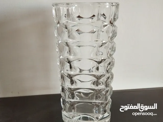 فازة قزاز بلون شفاف لوضع الورد الطبيعي او الاصطناعي بها للزينة بحالة ممتازة بسعر مغري