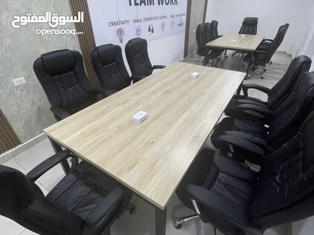 اثاث مكتبي كراسي شبك/ مدير جلد /طاولات اجتماعات / مكاتب فردية شبه جديد لمركز دراسي لم يعمل