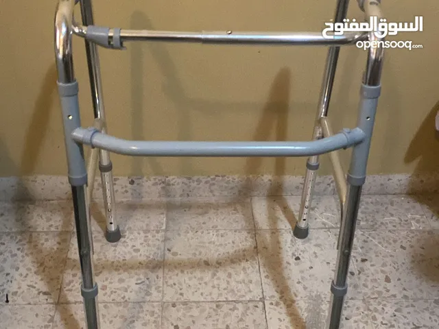 WALKER وكرسي متحرك بحالة ممتازة للبيع
