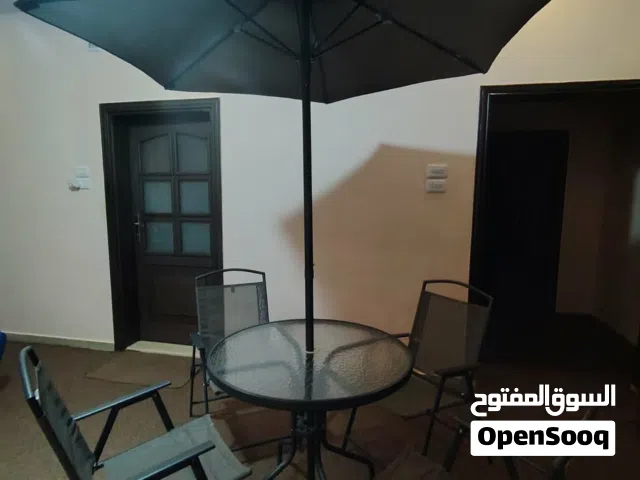 للبيع طاولة حدائق مع 4 كراسي وشمسية جديدة — المفرق— حي الزهور—