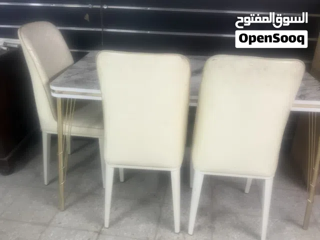 طالو بحاله جيده لا يوجد بها مشاكل ابيض اللون ارجل فضيى
