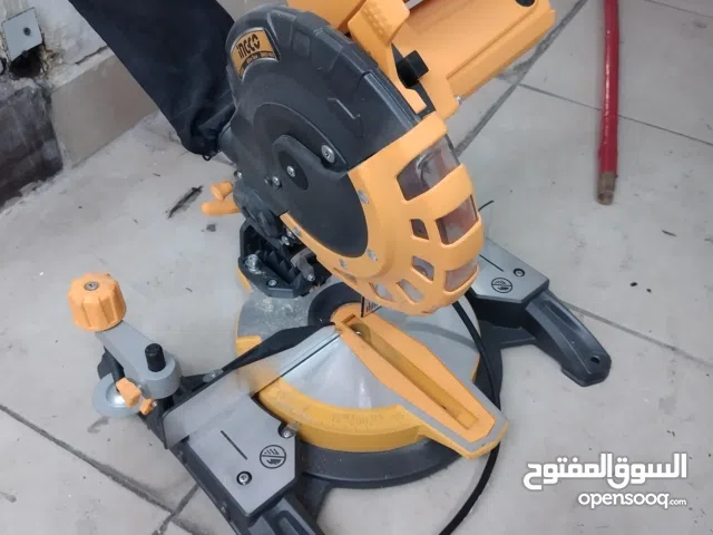 ادوات نجارة وتنجيد شبه جديده للبيع