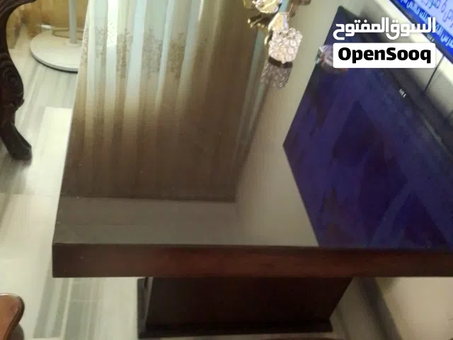 طاوله سفره بدون كراسي للبيع بحاله ممتازه عليها وجة قزاز