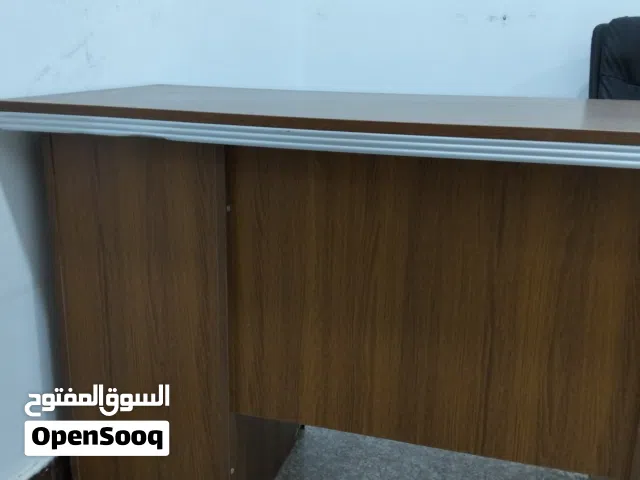 ميز مكتبي مستعمل نظيف