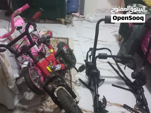 إثنين ساكل مع حماله سياكل وفي سيكل دولاب مفجور ول باقي سليم