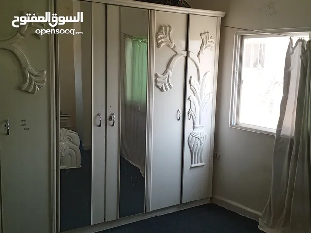غرفة نوم لاتيه وزان تتكون من سرير مجوز وكوميدينا وشماعة وخزانة كبيرة بسعر مناسب