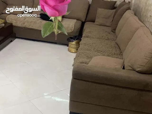 كنب زاوية بحالة جيدة جدا مستعمل وطاولة وسط عدد2 خشب زان وطاولة وسط كلاسيكية