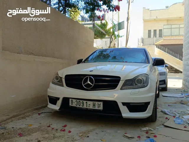 Sedan Mercedes Benz in Nablus