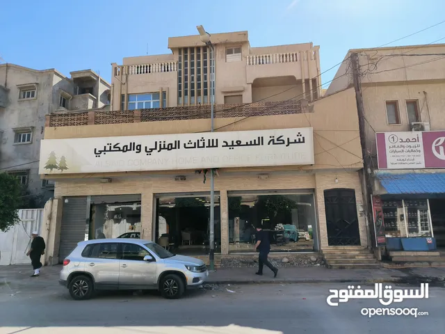 ايجار مبنى مكون من شقتين مع ملحق على الرئيسي ، زناته القديمة .