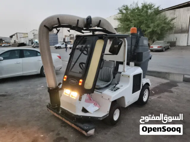 للبيع مكنسة شوارع Tennant ATLV 4300 شبه جديدة  بلد الصنع: أمريكا الموديل: 2016