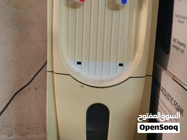كولر ماء شغال بارد بس فصالات الباب مخلوعة بس تتسكر عادي وقاعدة الاكواب مش موجودة للبيع