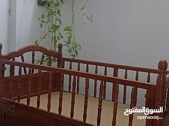 سرير اطفال خشب ثقييل ......