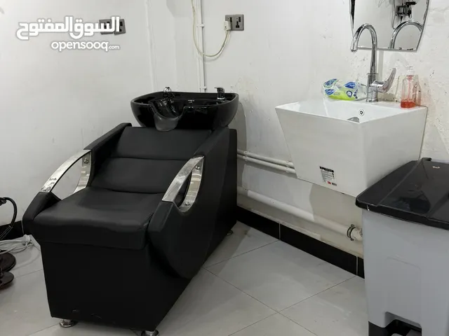 اثاث صالون حلاقه للبيع كامل بدون اي نقص