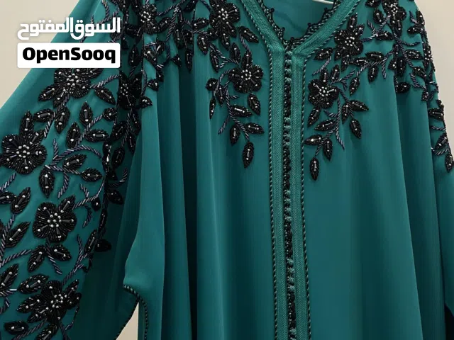 قفطان مغربي فاخر باللون الأخضر الزمردي الملكي – جديد تمامًا