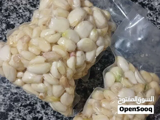ثوم بلدي (اسباني )مقشر مفرغ من الهواء للمحافظة ع جودة عالية متوفر كميات للمطاعم