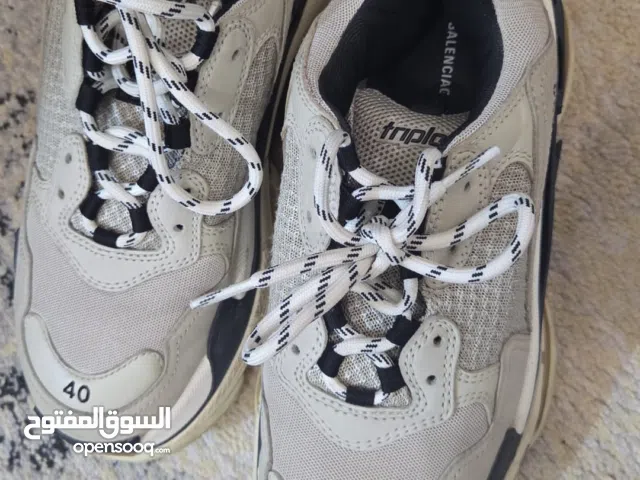 حذاء نظيف جدا كالجديد استخدام مره ملبوس مافي شي قياس 40 ماركه ممتاز حذاء قوي