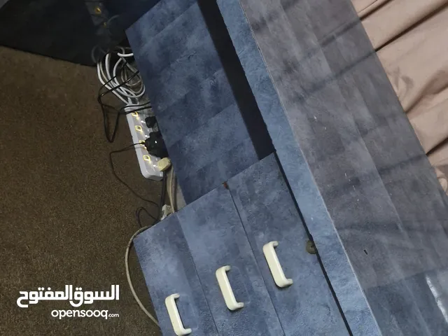 خزانة شباب مع مكتب بحالة جيدة