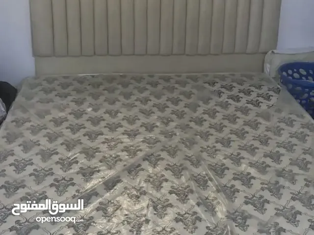 سرير نفرين و طاولة تلفزيون