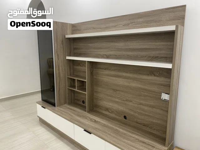 مكتبة وطاولة تلفاز