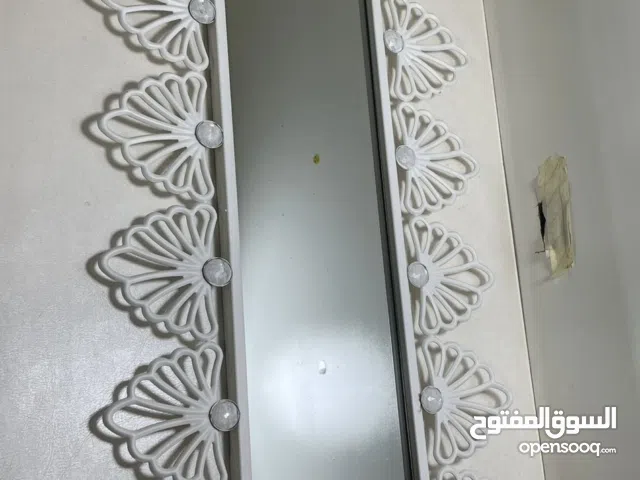 مرآة للحمام بإطار مزخرف جميل