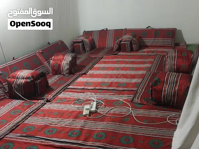 خزائن ودواليب وسرير وكمودينه