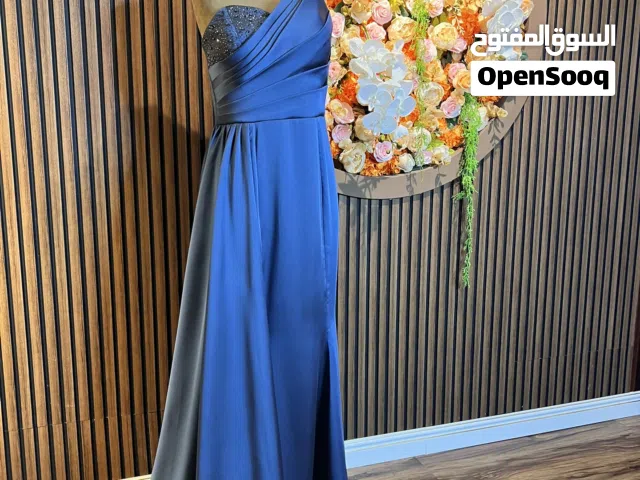 فستان سهرة راقٍ جداً باللون الأزرق الملكي، تصميم تركي فاخر وجودة ممتازة.