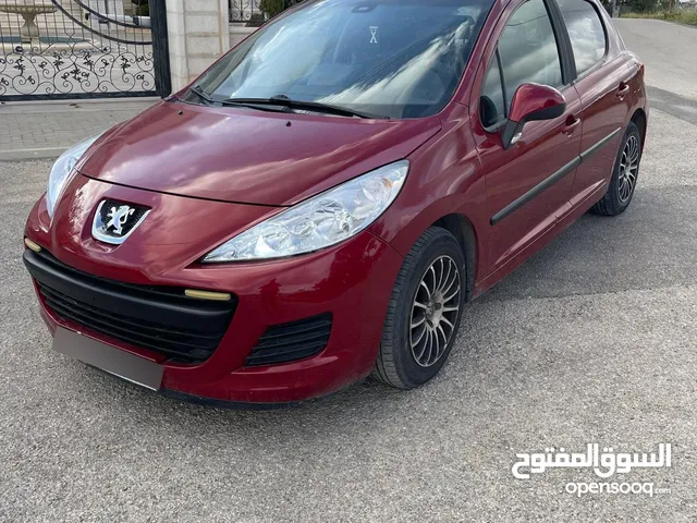 بيجو موديل 2012 اوتوماتيك من الفئة 207 يعني لا يوجد مشاكل
