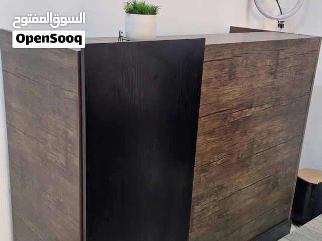 مكتب استقبال ممتاز مع اضاءة