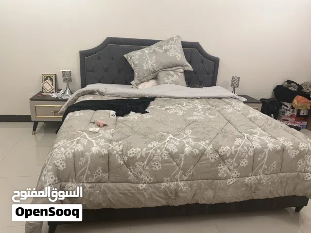 غرفة نوم لشخصين مع دولاب و طاولات