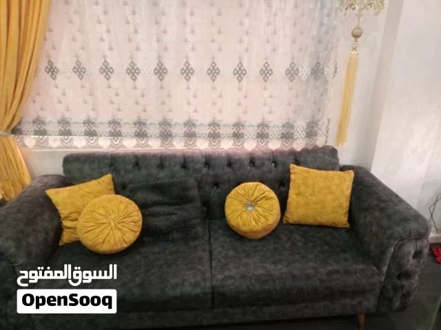 طقم كنب للبيع مستعمل مدة شهرين لعرسان سبب البيع الرحيل من المنزل